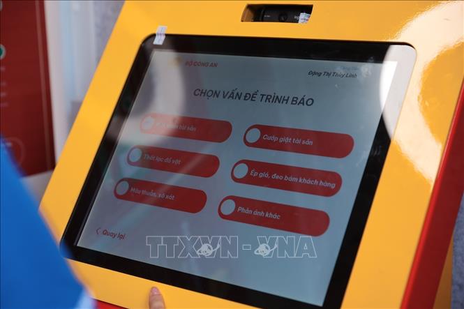 Giao diện chức năng “Trình báo, phản ánh” trên Kiosk “Trạm Cảnh sát thông minh”, cho phép người dân lựa chọn các nhóm vấn đề cần phản ánh như mất trộm, cướp giật tài sản, thất lạc đồ vật, mâu thuẫn, xô xát… (Ảnh: Phạm Tuấn Anh/TTXVN)